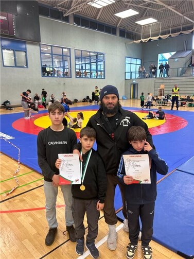 Von links: Betreuer Alim Kasumov, Nachwuchsringer Amir Kasumov, Trainer Steve Jarkas und Ibrahim Jarkas beim Landesturnier in Bonn. Foto:privat