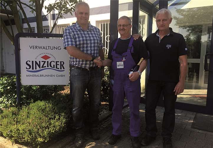 (Von links) Betriebsleiter Jens Reinhold, Jubilar Johann Jüssen und Lagermeister Gerd Dittmann. privat