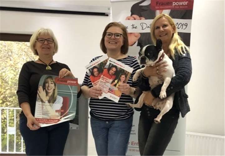 Von links Bettina Hihn, Katrin Erb-Ruck und Barbara Voss mit Messehund Paula.