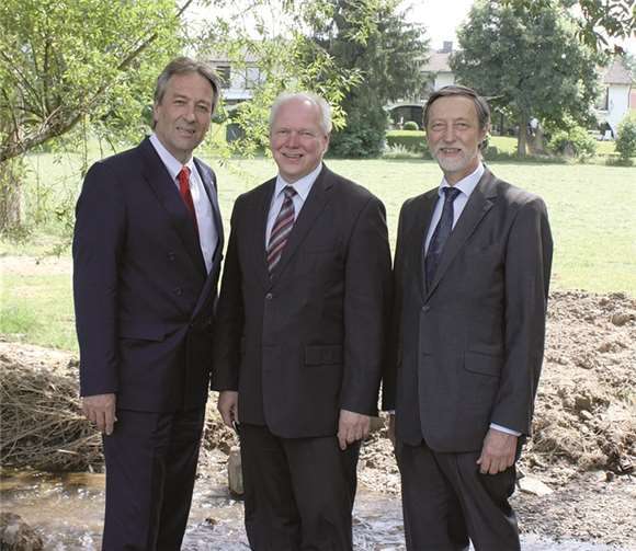 Von links: Bonns Oberbürgermeister Jürgen Nimptsch, Wachtbergs Bürgermeister Theo Hüffel und Bonns Stadtbaurat Werner Wingenfeld vor dem Mehlemer Bach in Niederbachem. Gemeinde Wachtberg