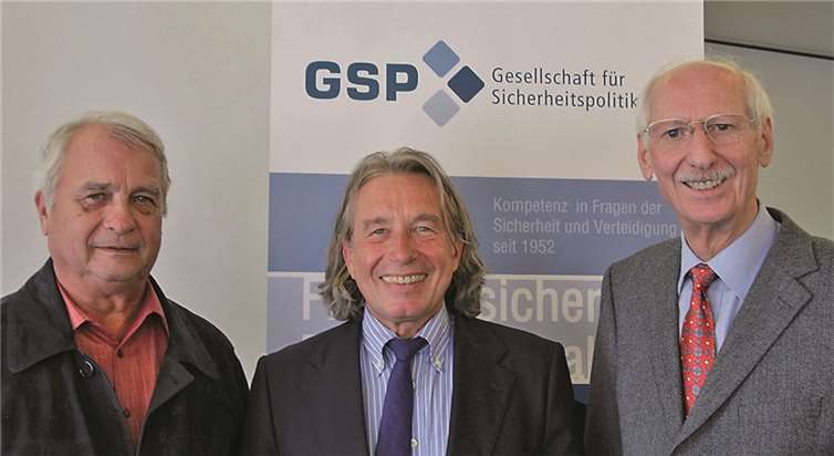 (Von links) Brigadegeneral a.D. Richard Bulheller, Landesvorsitzender der GSP, Prof. Dr. Thomas Jäger Universität zu Köln und Oberst a.D. Gerd-Heinz Haverbusch, Sektionsleiter der GSP Bad Neuenahr Ahrweiler. privat