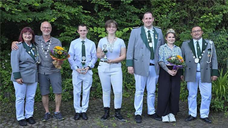 Von links: Brudermeister Ute Quirbach, Bürgerkönig Jürgen Quirbach, Scheibenprinz Benedikt Lohner, Adlerprinzessin Antonia Gärtner, Schützenkönig Jonas Berens mit seiner Königin Jana Wionzek und Scheibenkönig Sergej Klass. Foto: privat