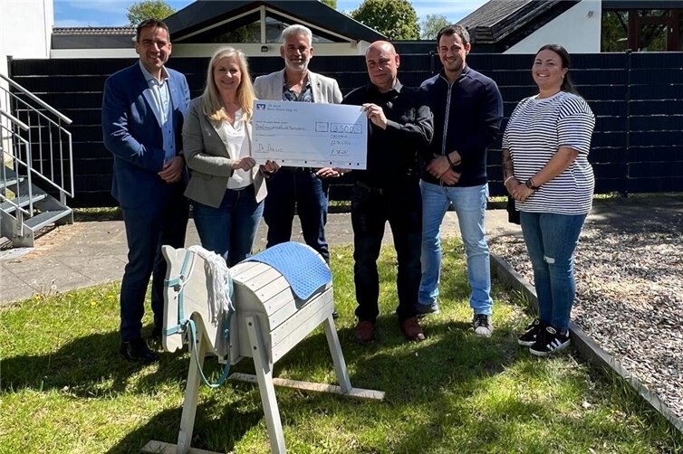 Von links, Bürgermeister Dr. Daniel Phiesel, Heimleitung Frau Poschwatta und Herr Wallbrecht, Angelverein 1. Vorsitzender Stefan Kern u. Schriftführer Sergio Schaaf und Marie Kassem Betreuerin