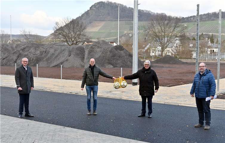 Von links: Bürgermeister Guido Orthen, SGL-Vorstandsmitglied Erik Heimermann, Innenminister Roger Lewentz und Abteilungsleiter Gregor Terporten. Foto: Vollrath