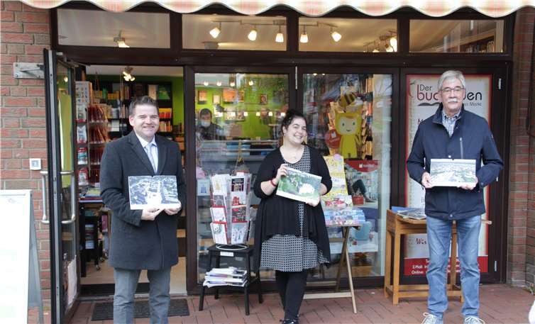Von links: Bürgermeister Holger Jung, Nicole Jünger, Inhaberin des Buchladens am Neuen Markt 54, Fotograf H. Günter Benden.Fotos: privat