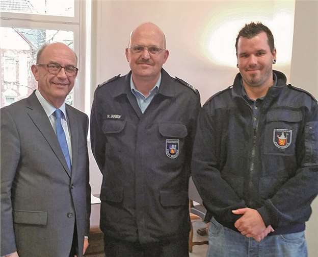 Von links: Bürgermeister Michael Kessler, Wehrleiter Markus Jansen und Dominik Freisberg. privat