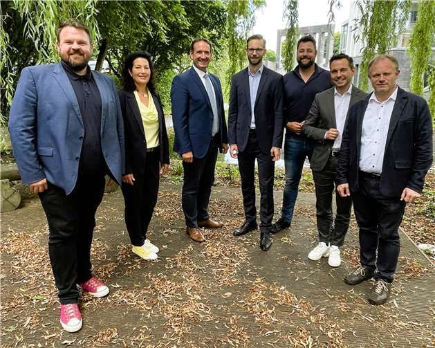 Von links: Bürgermeister der Stadt Bendorf Christoph Mohr, Erste Beigeordnete der VG Vallendar Renate Münz, Bürgermeister der Verbandsgemeinde Weißenthurm Thomas Przybylla, Bürgermeister der VG Montabaur Hans-Ulrich Richter-Hopprich, Oberbürgermeisters der Stadt Lahnstein Lennart Siefert, Oberbürgermeister der Stadt Koblenz David Langner, Oberbürgermeister der Stadt Neuwied Jan Einig  Foto: VG Weißenthurm/Kim Lachmann