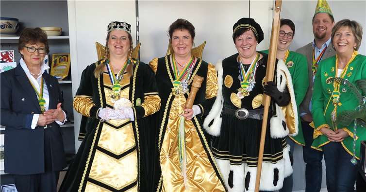 Von links: Bürgermeisterin R. Offergeld, Jungfrau Heike I., Prinzessin Kerry I., Bäuerin Lisa I., Adjutantin St. Häger, Beigeordneter S. Christian, Adjutantin G. Netterscheidt. Foto: Gemeinde Wachtberg/mf