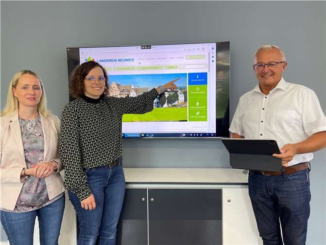 Von links: Büroleiterin Diana Wonka, kommunale Digitalbeauftragte und Teamleiterin der KoDig Patricia Jung und Landrat Achim Hallerbach präsentieren die neuen Online-Dienste der Neuwieder Kreisverwaltung.  Foto: Martin Boden