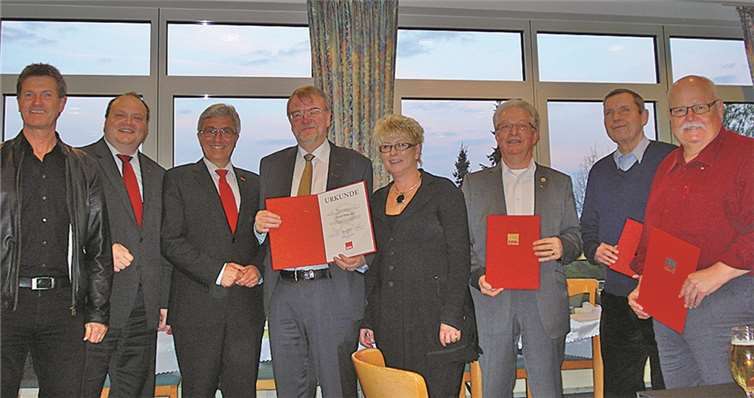 (Von links) Bundestagsabgeordneter Detlev Pilger, Ortsvereinsvorsitzender Thorsten Schneider, Parteivorsitzender Roger Lewentz, Jubilar Walter Schneider, die Fraktionsvorsitzende Marion Lipinski-Naumann sowie die Jubilare Manfred Bastian, Rolf-Eric Stolle und Günter Alt. privat