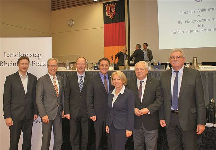 (Von links) CDU-Fraktionsgeschäftsführer Horst Hohn, Landtagsabgeordneter Josef Dötsch, Thilo Becker (Bürgermeister VG Höhr-Grenzhausen), Achim Schickert (Landrat Westerwaldkreis), Hannelore Knabe (Kreistagsmitglied Mayen-Koblenz), Heinz-Hermann Schnabel (Landtagsvizepräsident) und Dr. Werner Langen (Europa-Abgeordneter). privat