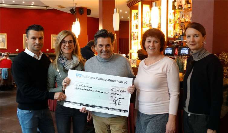 (Von links) Café Einstein: Mehmet Tayhus, Geschäftsführung Einstein Gastronomiegruppe: Sabine Spohr, Schirmherr KSB: Thomas Anders, Geschäftsführerin KSB : Anke Jorzig, Dipl. Pädagogin/Therapeutin KSB: Gitta Litz. privat