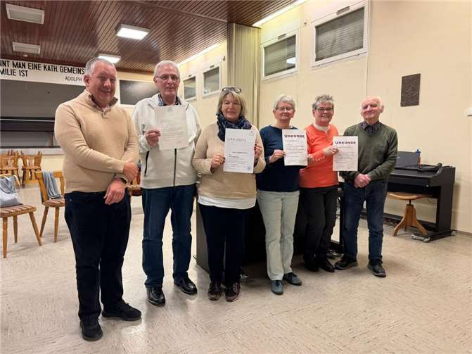 Von links: Chorleiter Gereon Krahforst, Walter Müller (60 Jahre Mitgliedschaft), Brigitte Müller (40 Jahre), Ursula Kaiser (10 Jahre), Agnes Friesenhahn (10 Jahre) und Heinz Degen (70 Jahre). Foto: privat