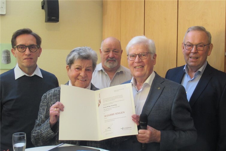 Von links: Chorleiter Jürgen Rieser, MFC-Vorsitzende Helga Sonntag, Erich Stadtfeld MFC), Günter Nerger (Kreis-Chorverband), Egon Linden (Cäcilienchöre).Foto: MFC Bad Neuenahr