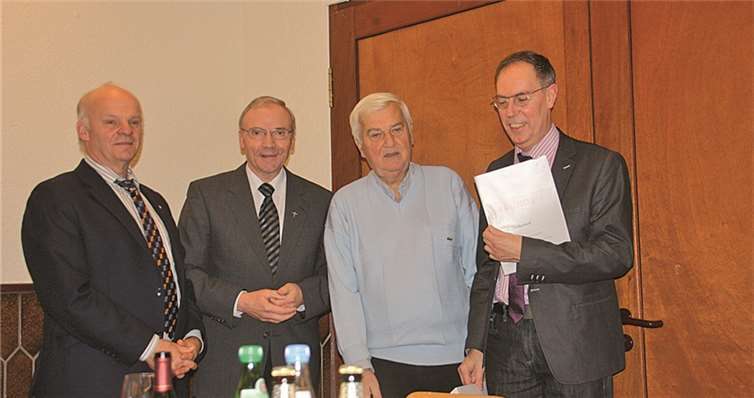 Von links: Chorleiter Paul Runkel, Pfarrer Klemens Hombach und Vorsitzender Klaus Uwe Adler überreichen Bernd Willscheid die Urkunde vom Bistum Trier sowie die goldene Ehrennadel für 40-jährige Mitgliedschaft im Dattenberger Kirchenchor. privat