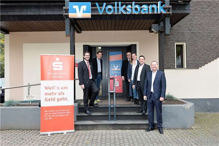 Von links: Christian Frings (Kreissparkasse Ahrweiler), Peter Richrath (Bürgermeister von Antweiler), Rainer Hess (Volksbank RheinAhrEifel eG), Claudia Koch (Vermieterin der Immobilie), Thomas Klassmann und Marco Wirges (beide Volksbank RheinAhrEifel). Foto: Volksbank RheinAhrEifel eG