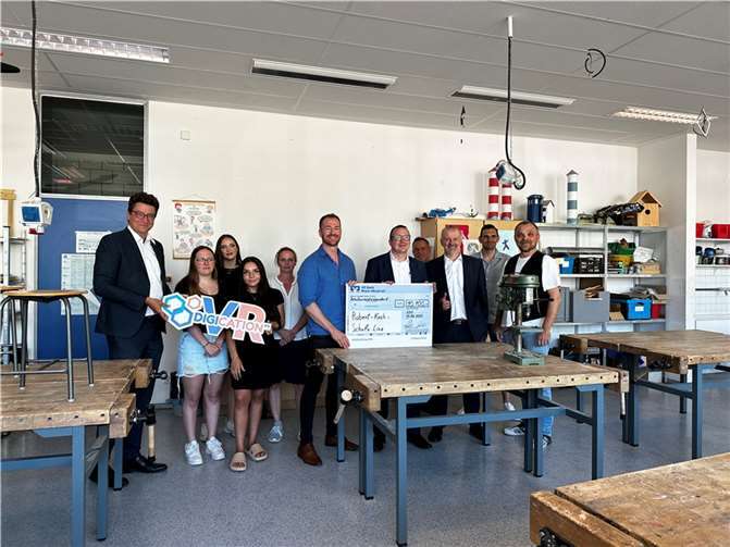 Von links.: Christian Kehr, VR-Bank Rhein-Mosel eG, Direktor für den Regionalmarkt Neuwied-Linz. Florentine Segebrecht, Schülerin, Melina Tolaj, Schülerin, Antonia Schwippert, Schülerin, Susan Majewski, SEB, Björn Schikowski, stv. Schulleiter, Benjamin Christen, VR-Bank Rhein-Mosel eG, Filialleiter, Uwe Hefner, SEB, Ulrich Runkel, VR-Bank Rhein-Mosel eG, Sebastian Genz, SEB, Thomas Bumiller, Lehrer  Foto: Maike Schellberg