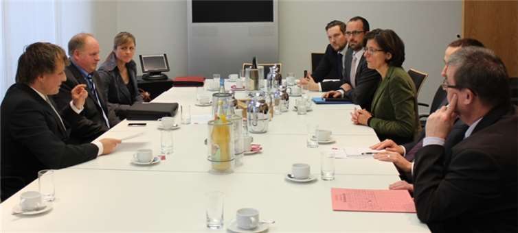 Von links: Christian Menzel, Ossi Kragl, Sabine Schmitz Daniel Stich, Clemens Hoch, Malu Dreyer, Kai Hofmann und Michael Maurer beim Gespräch in der Staatskanzlei.Privat