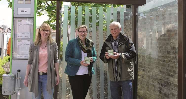 Von links: Christina Havemann, Sachbearbeiterin Gemeinde Swisttal, Petra Kalkbrenner und Peter Meyer. privat