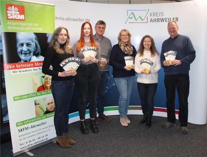 Von links: Christina Wichert, Sophie Kürsten, Ulrich Marx, Hildegard Tempel und Andrea Sebastian von der Betreuungsbehörde sowie Ralph Seeger vom SKFM präsentieren das Jahresprogramm 2025. Nicht auf dem Foto ist Anna Jakobs vom Betreuungsverein der Evangelischen Kirchengemeinden in der Rhein-Ahr-Region. Foto: Ralph Seeger, mit Selbstauslöser