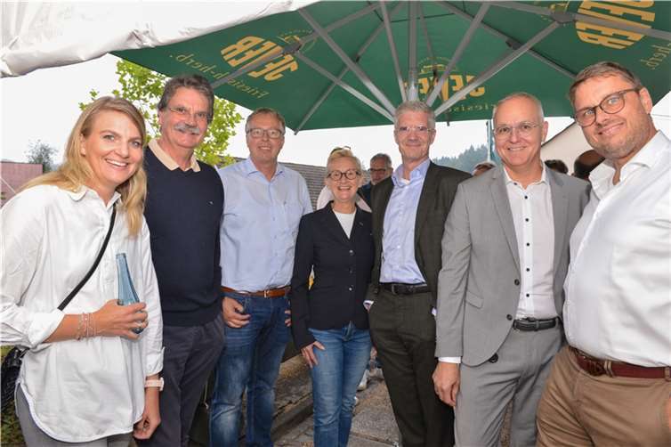 Von links: Christina und Ingo Dittrich (Planungsbüro Dittrich), Achim Braasch (Bürgermeister), Peggy Stüber (1. Vorsitzende Wifo), Thomas Pfaffenholz (Sparkasse NR), Frank Busch (Sensoplast), Alexander Merl (Skylotec).  Foto: Susanne Mohr
