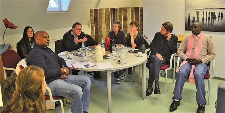 Von links: Christine von Lossau, Emmanuel Gahima, Cindy Vogel-Hürter, Stefan Teplan, Gabriele Markert, Pia Cüppers, Markus Göpfert und Jean-Marie Vianney beim Treffen in Mayen. privat