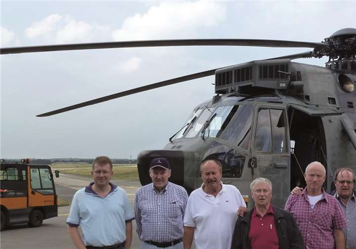 Von links: Christoph Menzenbach, Manfred Menzenbach, Rolf Diek, Gerd Weingarten, Bernd Molitor,Hermann Reinhard , Josef Menzenbach (Hintergrund Lfz Sea King, SAR) Privat