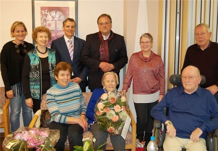 Von links: Cindy Engelhardt (Stellvertretende Eindrichtungs-Leiterin im Marienhaus), Martina Gruber (Leiterin des Sozialdienstes), Nornert Heidgen (erster Stadtbeigeordneter), Bernd Weidenbach (Verbandsbürgermeister), Marlene Kohns (Verwandte der Jubilarin), die 102jährige Franziska Hacker, Marina Adams (Stellvertretende Pflegedienstleiterin), Hr. Maurer (Vorsitzender des Bewohner-Beirats), Bruno Kohns (Neffe der Jubilarin).Foto: FA