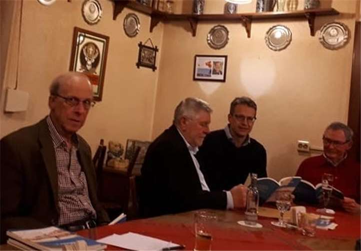 Von links: Co-Autor Dietrich Schabow, Buchautor Josef „Jupp“ Kretzer, Stadtrat Henning Wirges und Co-Autor Franz Hülpert bei der Buchpräsentation. Privat