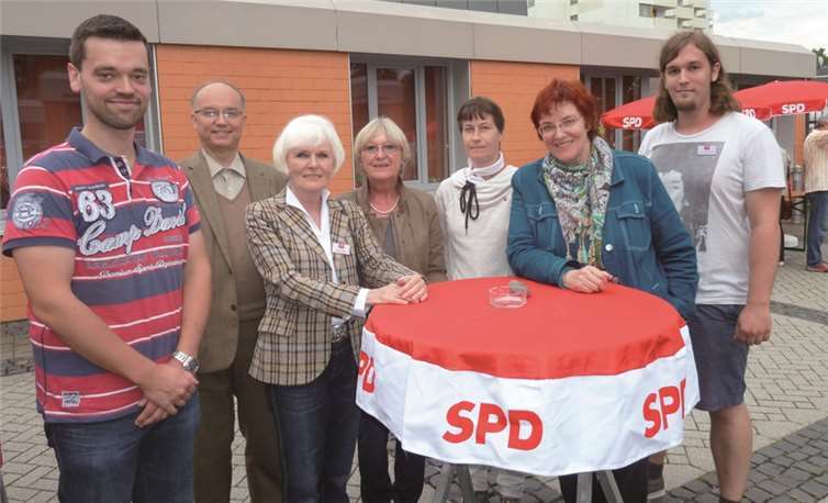 (Von links) Daniel Südhoff, Werner Albrecht, Erdmute Rebhan, Heidi Wiens, Edith Kandora, Barbara Heymann und Tim Romankiewicz beim Ruhrfeldfest. privat