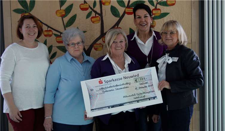 (Von links) Daniela Feesenmeyer, Marliese Prangenberg, Hiltrud Sprenger und Karin Heßler vom Möhnenclub Zuckerklümpchen mit Sonnenschein-Vorstandsmitglied Ulrike Börder-Sauerbrei. privat