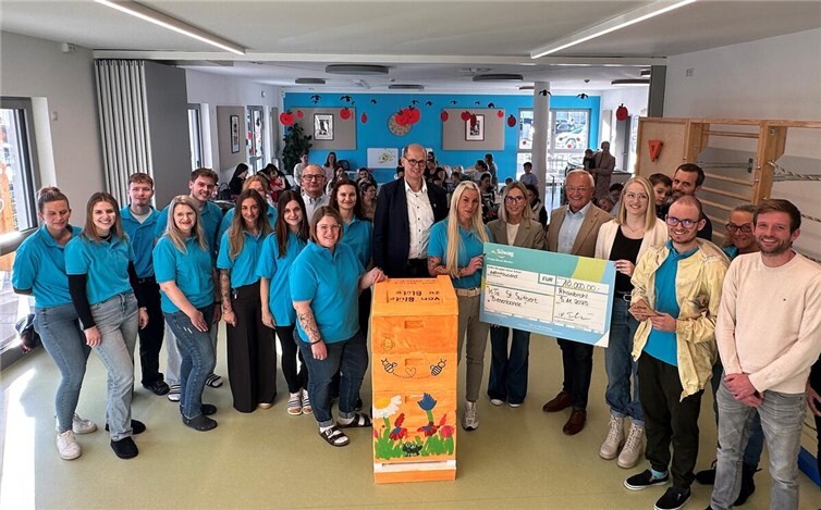 Von links: Das Betreuungsteam der KiTa mit Bürgermeister Oliver Labonde (dahinter), Verbandsbürgermeister Jan Ermtraud, 2.v.l. daneben Stephanie Ditscheid Süwag Energie AG und Landrat Achim Hallerbach. Vorne rechts Mareike Reuschenbach und Lukas Lötsch vom Förderverein und in deren Mitte Imker Jannik Fritsch (helle Jacke).  Foto: Sascha Timmas/Süwag