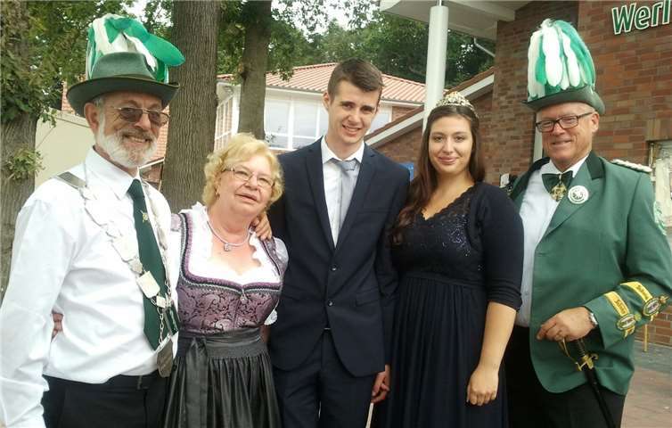 Von links: Das Bezirkskönigspaar des Brohltalschützenbundes Hubert Arzdorf und Inge Borneburg aus Niederlützingen, das Königspaar von St. Hubertus Oberzissen Laureen Monreal und Marc Ruhroth sowie der Brudermeister von St. Hubertus Oberzissen und Bezirkshauptmann des Brohltalschützenbundes Eugen Schmitt.