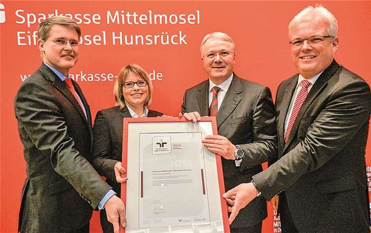 Von links: Der Vorstand der Sparkasse Mittelmosel – Eifel Mosel Hunsrück, Eric Westerheide, Edmund Schermann, Volker Knotte und Silke Blatt (Personalleiterin) freuen sich über die Auszeichnung als familienfreundliches Unternehmen.privat