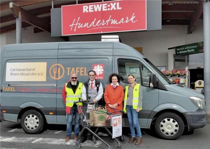 (Von links) Der ehrenamtliche Tafelfahrer Dietmar Barth, Marktleiter Thomas Roeder aus Polch und die ehrenamtlichen Tafel-Mitarbeiterinnen Brigitte Hoffmann und Irene Franke bedanken sich herzlich bei allen Spenderinnen und Spendern. Foto: Karin Barth
