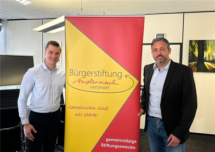 Von links: Der neue Geschäftsführer der Bürgerstiftung Andernach, Daniel Roters, gemeinsam mit dem Oberbürgermeister der Stadt Andernach, Christian Greiner.Foto: : Stadtverwaltung Andernach / Regina Unruh