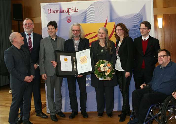 (Von links): Detlef Placzek, Präsident des Landesamtes für Soziales, Jugend und Versorgung, Karl-Ernst Starfeld, Geschäftsführer der Arbeitsagentur Neuwied, Neuwieds Sozialdezernent Michael Mang, Preisträger Klaus Zimmer, Regine Börder-Zimmer, Sozialministerin Sabine Bätzing-Lichtenthäler, Dr. Alexander Dombrowsky, Vorsitzender des Beratenden Ausschusses beim Integrationsamt, und Matthias Rösch, Landesbeauftragter für Menschen mit Behinderung, bei der Preisverleihung. Privat