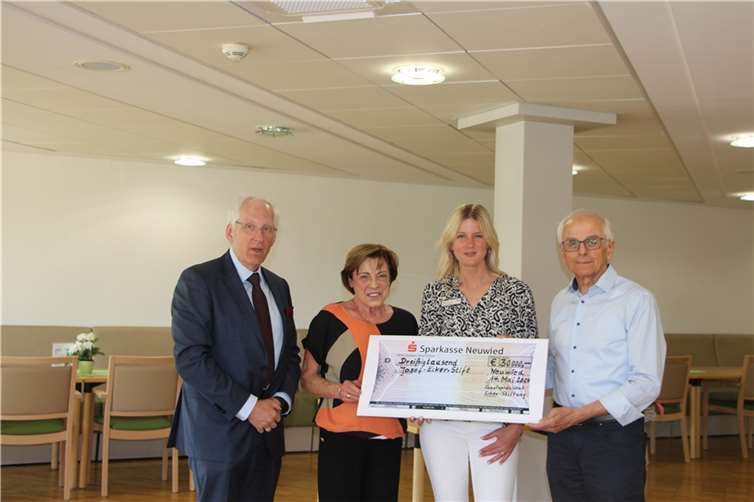 Von links: Die Kuratoriumsmitglieder Kai Uwe Ritter, Christa Bergerhausen, die Einrichtungsleiterin Jasmin Becker und Stiftungsvorstand Georg Schuhen  Foto: Senatspräsident-Ecker-Stiftung