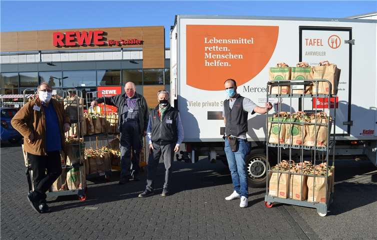 (Von links) Die ehrenamtlichen Tafelfahrer Kuno Herchenbach, Michael Krause, Josef Peter Groß und Marktleiter Bislim Hajrizaj bedanken sich im Namen der Tafelkunden herzlich bei allen 800 Spenderinnen und Spendern.Foto: E.T. Müller