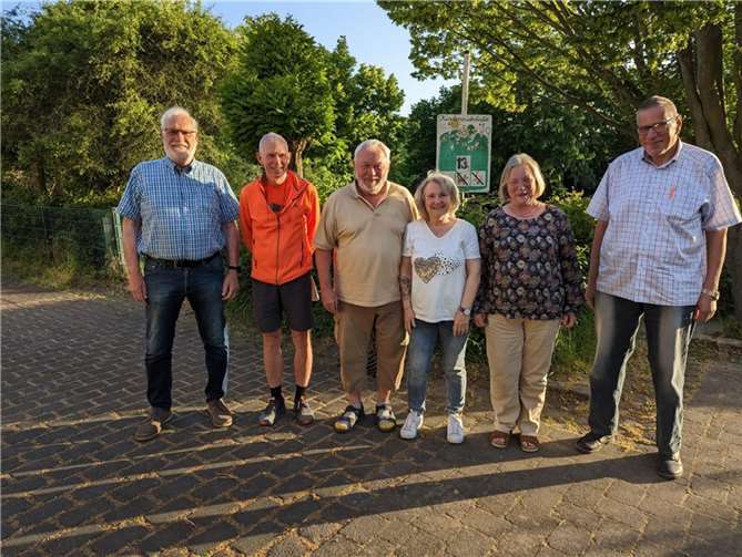 Von links: Dieter Runkel (Kassierer), Helmut Zinnen (Schriftführer), Hans-Peter Schneider, Gabi Schoop und Wolfgang Klockner (alle Beisitzer).  Foto: SPD Dattenberg