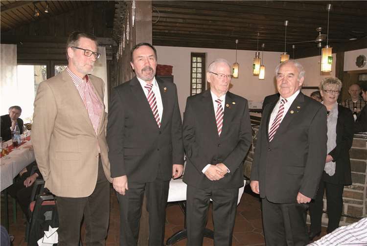 (Von links) Dietmar Weidenfeller ehrte Dieter Andernach, Gerd Knobloch und Werner Zils.privat