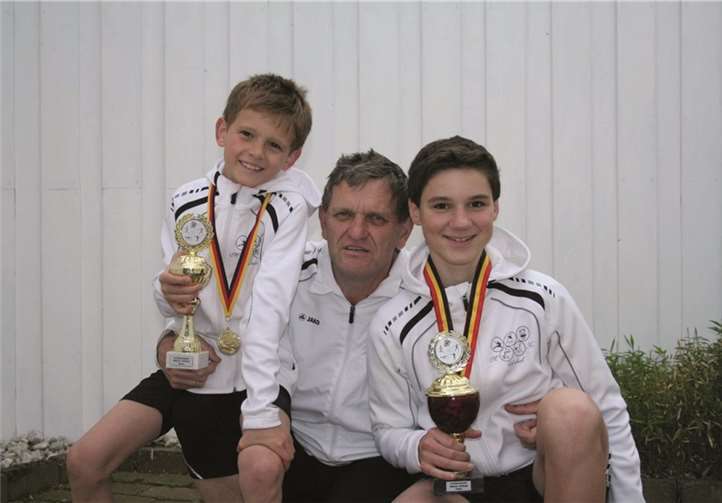 (Von links) Dominik Drachenberg, Trainer Friedrich Katthagen und Tobias Schamel. privat