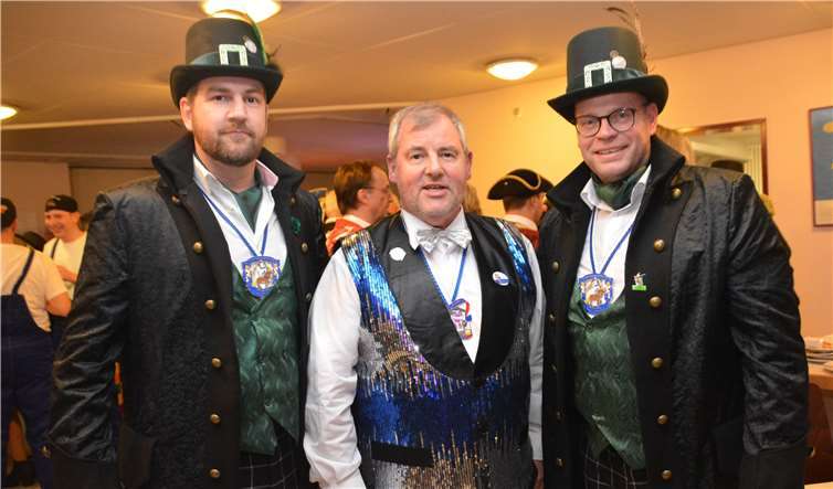 Von links: Dominik Schmitz, Kempenichs Bürgermeister , der ebenso wie Frank Klapperich (Spessart) dem Hofstaat von Prinz Uwe I und Prinzessin Petra I angehört, haben Wassenachs Bürgermeister Sattler in ihre Mitte genommen.