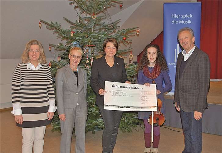 Von links: Dorothea Buchwald (Stellv. Schulleiterin), Inge Schödel (Vizepräsidentin Zonta Koblenz I), Saskia Scherhag-König (Präsidentin Zonta Koblenz I), Stipendiatin Anna-Lena Pabst, Hans-Peter Lörsch (Schulleiter).Stadt Koblenz