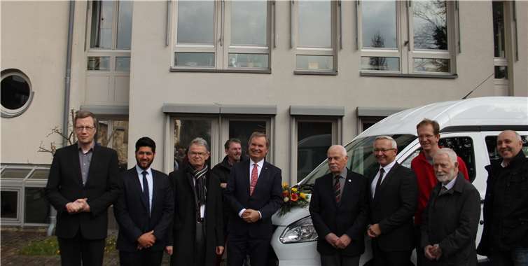 Von links: Dr. Holger Jansen (Agentur Landmobil), Ali Atif (VR-Bank), Andreas Haner (VR-Bank) Karsten Fehr (Bürgermeister Verbandsgemeinde Unkel), Dieter Borgolte (Vorsitzender Behinderten- und Seniorenbeirat der Verbandsgemeinde Unkel), Achim Hallerbach (Landrat), Ralf Kessel (Scheurener Hof –rotes Hemd), Eckhard Bluhm (Bluhm Fonds), Jens Nehl (Bad Honnef AG).