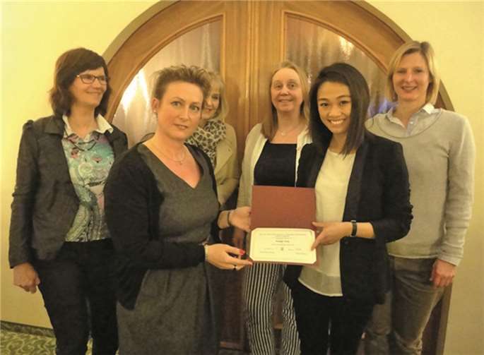 (Von links) Dr. Susanne Schmincke, Karolin Kunz-König, PD Dr. Margit Theis-Scholz, Corinna Witzel, die Preisträgerin Fangqi Yang und Petra Greive. privat