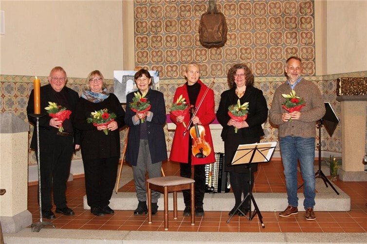 (Von links) Eberhard Thomas Müller, Maria Müller, Petra Deus, Senta Kraemer, Andrea Ernst und Franz Kiefer beschenkten ihre Zuhörer mit einer einmaligen Mischung aus Wort und Musik. Foto: Herbert Reinthal