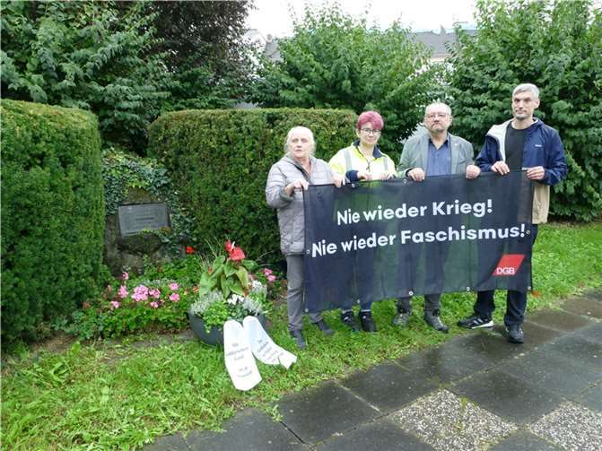 Von links: Edeltraud Gies, Alexandra Eidenberg (Vorsitzende DGB Neuwied), Peter Hilbich (Stellvertr. Vorsitzender) und Sebastian Hebeisen (DGB-Regionsgeschäftsführer Koblenz) am Mahnmal für die Opfer des Faschismus in Neuwied.  Foto: DGB