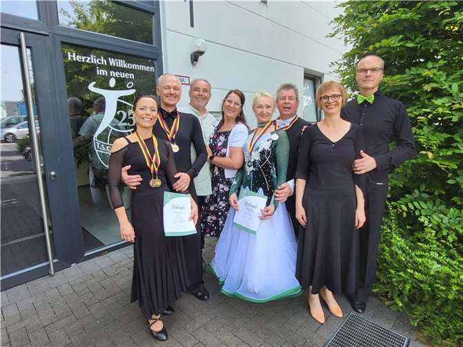 Von links: Ehepaar Bürger, Fans, Ludmila Schipper/Andreas Donath, Ehepaar Weiske.  Quelle: 1. TGC Redoute