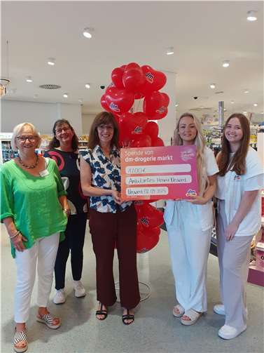 Von links: Ehrenamtliche Hospizbegleiterinnen Regina Rübenach und Sigrid Saxler, Hospizleitung Anita Ludwig, stellvertretende dm-Filialleiterinnen Svenja Bäcker und Anastasia Koch  Foto: Hospiz Neuwied